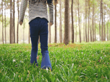 小女孩在森林行走GIF图片素材免费下载