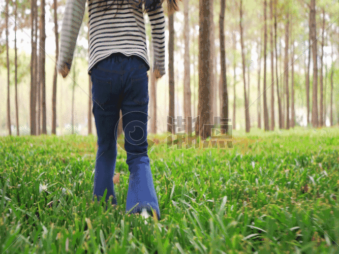 小女孩在森林行走GIF图片素材免费下载
