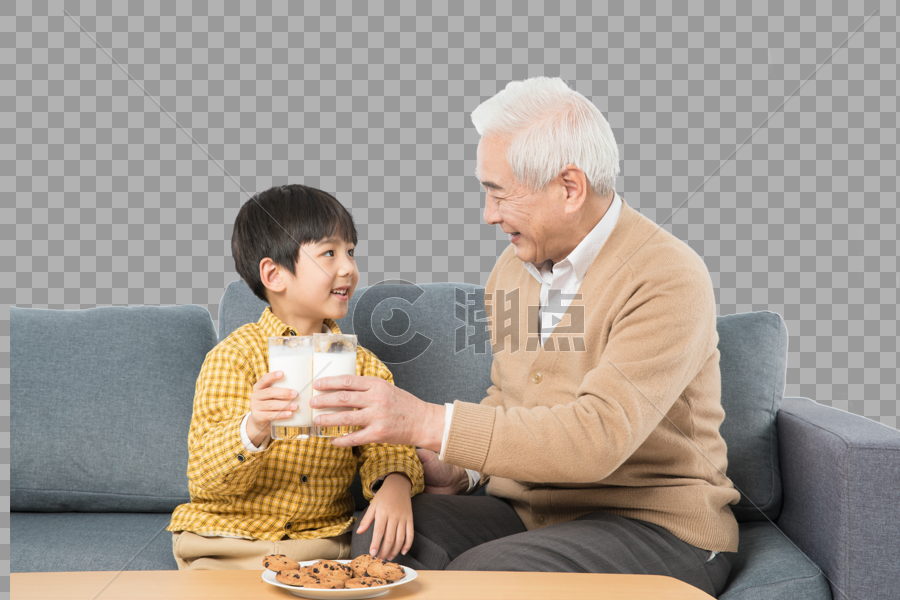 爷孙俩坐在沙发上喝牛奶图片素材免费下载