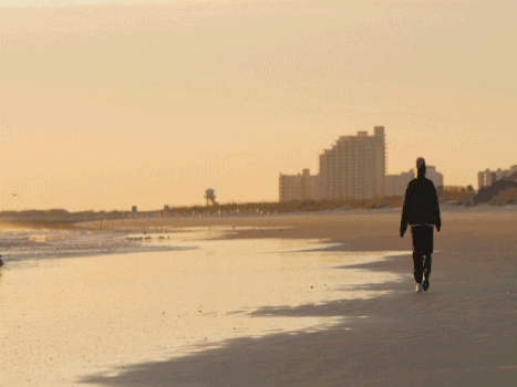 海边上的行人GIF图片素材免费下载