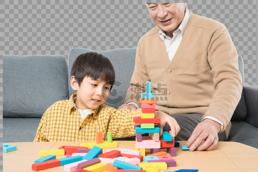 爷孙俩在玩积木图片素材免费下载
