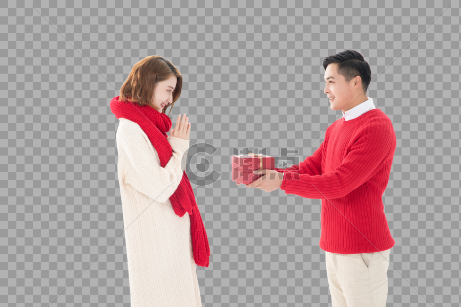 新年拿着礼物盒的情侣图片素材免费下载