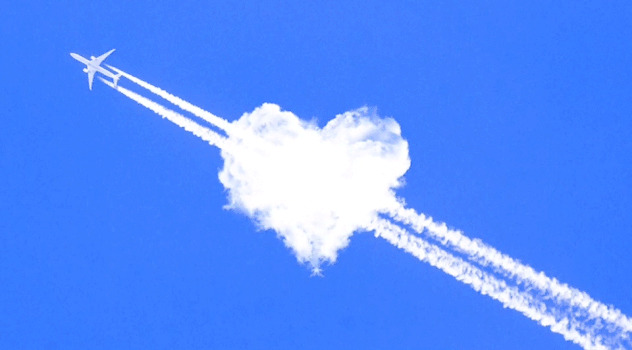 穿过爱心云的喷气式飞机gif动图图片素材免费下载