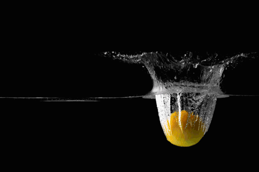 柠檬在水中溅起的水花gif图片素材免费下载