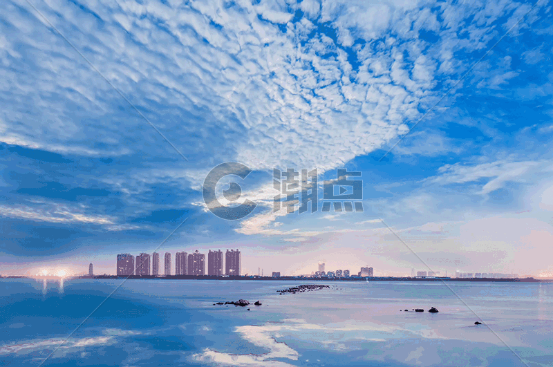 清新蓝天白云下的天空之城gif图片素材免费下载