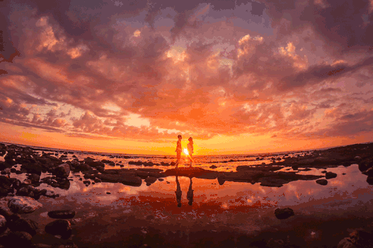 旅行中情侣在夕阳下浪漫对视gif图片素材免费下载