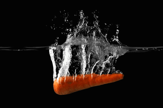 一个掉落水中的胡萝卜gif图片素材免费下载