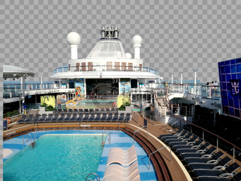 海洋量子号邮轮顶部的露天泳池图片素材免费下载