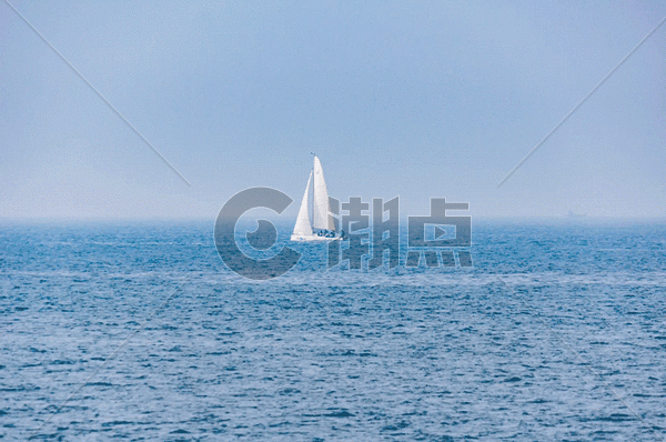 大海上白色帆船gif图片素材免费下载