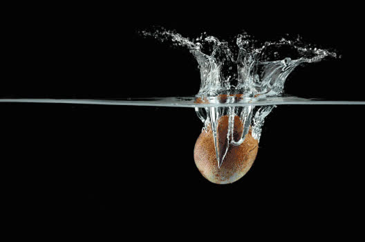 掉落水中的百香果gif图片素材免费下载
