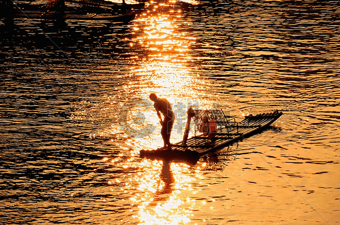 夕阳余晖下的捕鱼人gif图片素材免费下载