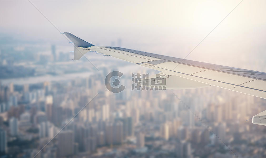 城市上空的飞机图片素材免费下载
