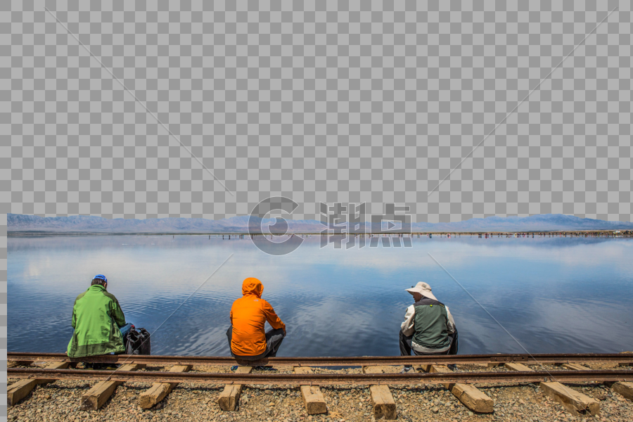 茶卡盐湖旁铁轨上休息的人图片素材免费下载