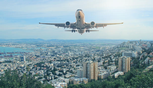 城市上空的飞机图片素材免费下载