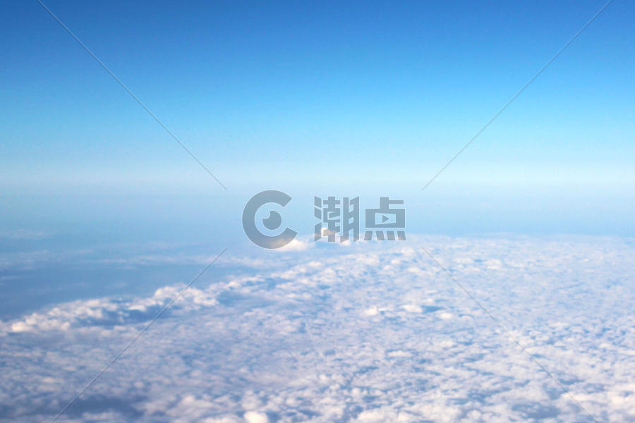 机上拍蓝天白云的天空图片素材免费下载