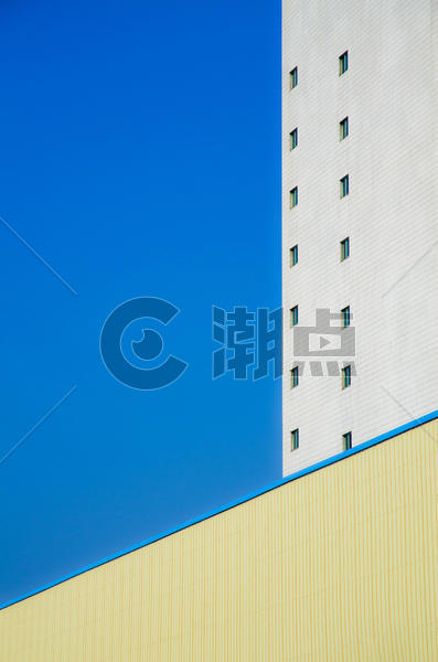 建筑与蓝天的构成图片素材免费下载