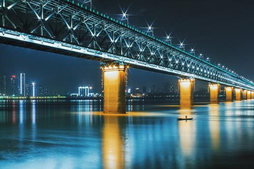 武汉夜晚灯光全亮的长江大桥图片素材免费下载