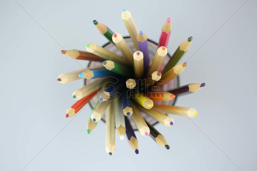 笔筒里的旋转铅笔创意图片素材免费下载