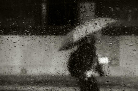 雨中打伞的行人图片素材免费下载