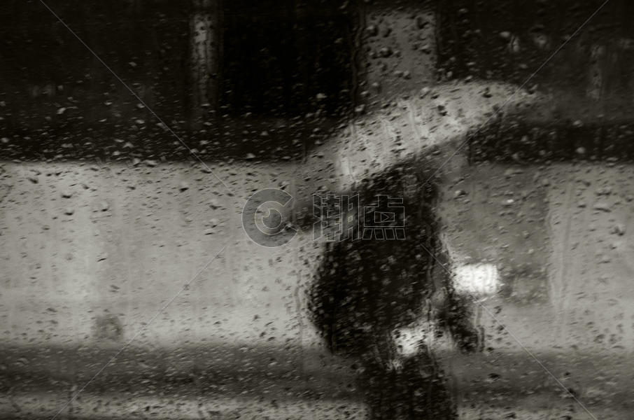 雨中打伞的行人摄影图4928*3264图片素材免费下载-编号606850-潮点视频