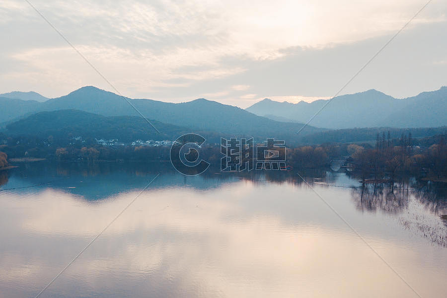 清晨宁静的湖水图片素材免费下载