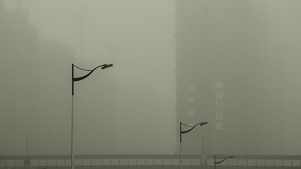 雾霾天的路灯图片素材免费下载