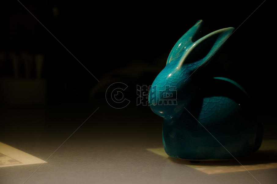 蓝色的小白兔雕塑图片素材免费下载