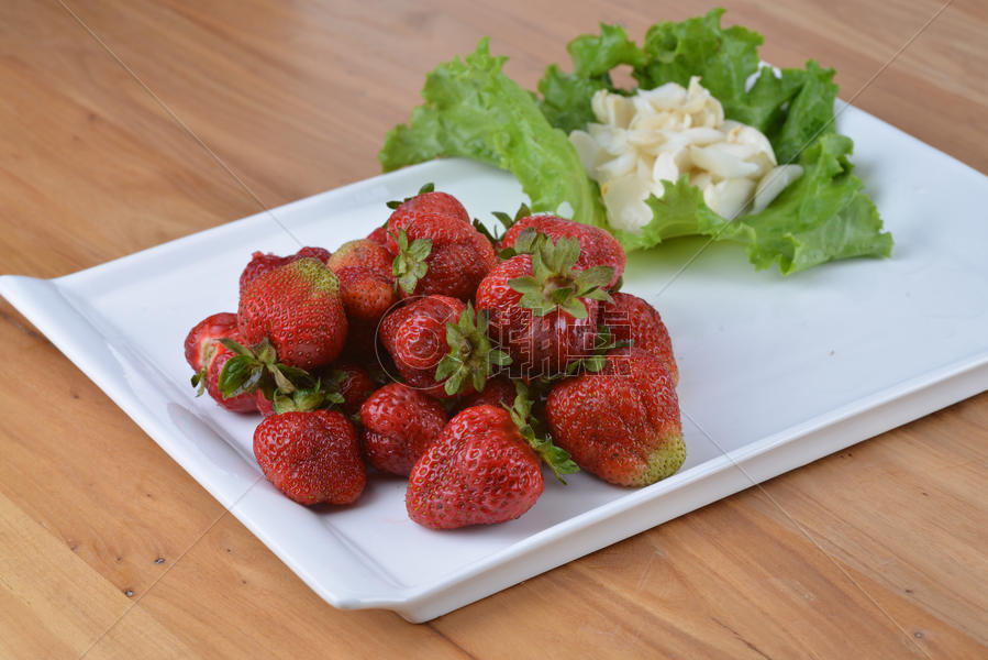 餐桌上的草莓图片素材免费下载