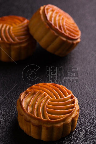 中秋传统美食月饼摆拍黑色背景图片素材免费下载
