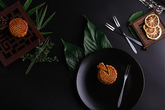 中秋传统美食月饼摆拍黑色背景图片素材免费下载