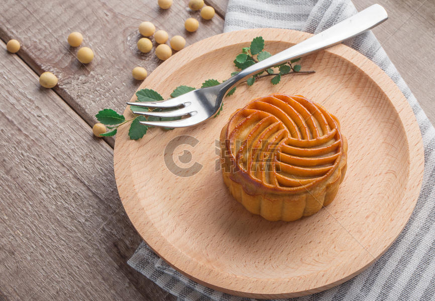 中秋传统美食月饼摆拍木板背景图片素材免费下载