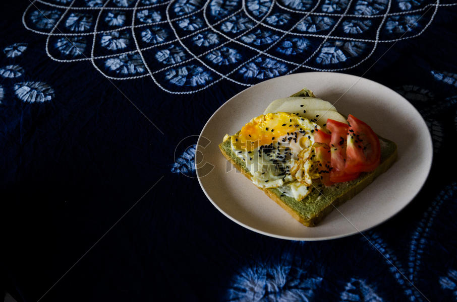 在民族风桌布上的鸡蛋番茄起司的西式早餐图片素材免费下载