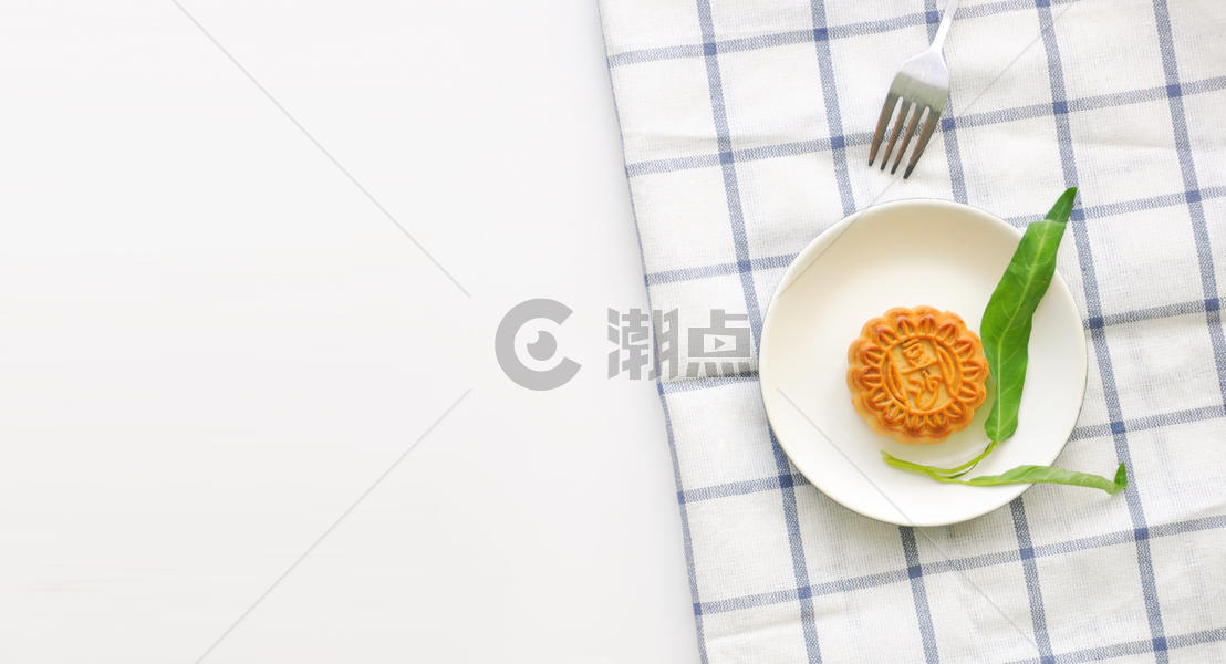 中秋节吃豆沙月饼图片素材免费下载