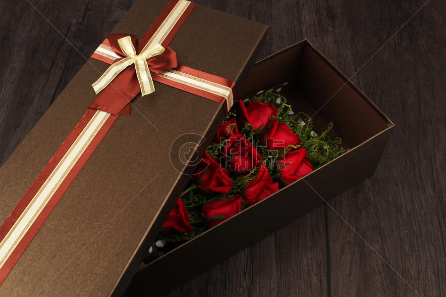 一束在礼物盒子里面的玫瑰花图片素材免费下载