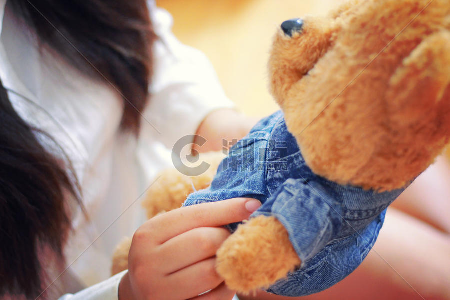 抱着小熊的女孩图片素材免费下载