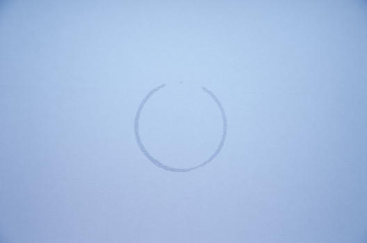 一个圆圈的白色简洁背景图片素材免费下载
