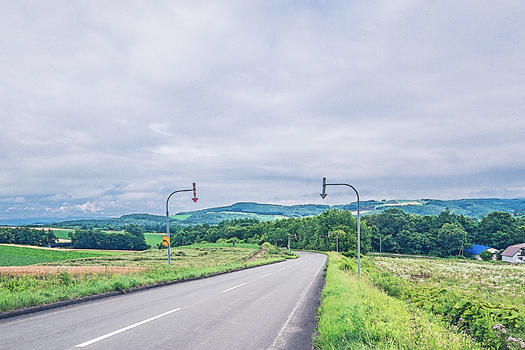 北海道夏天晴空远路和骑车少年图片素材免费下载