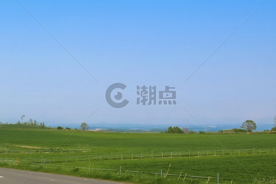 北海道远眺稻田群山与天空图片素材免费下载