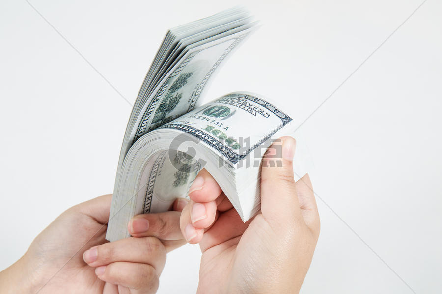 双手竖着钞票图片素材免费下载