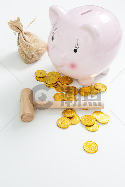 桌面上摆放的存钱罐和金币图片素材免费下载
