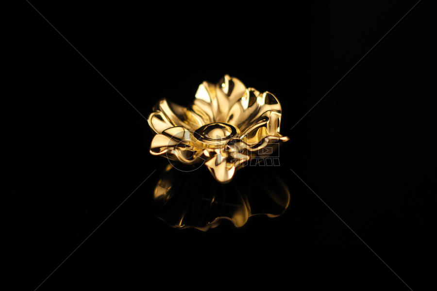 金色的花朵饰品图片素材免费下载