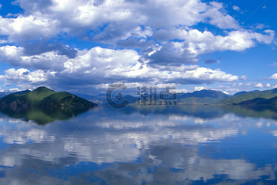 云南 蓝天白云 清澈的湖图片素材免费下载