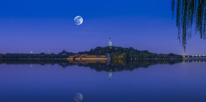 北海中秋圆月湖面夜景图片素材免费下载
