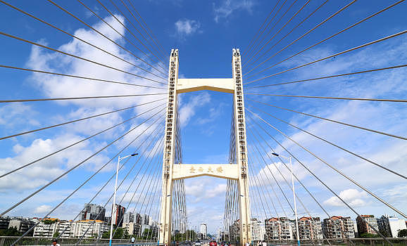柳州壶西大桥放射线状建筑蓝天白云下格局显得十分合衬图片素材免费下载