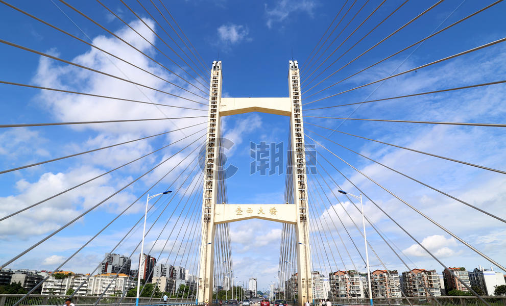 柳州壶西大桥放射线状建筑 蓝天白云下格局显得十分合衬图片素材免费下载