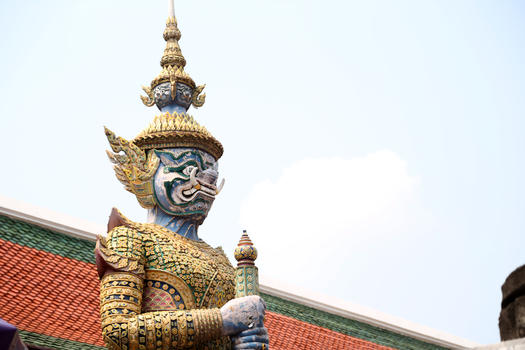 泰国大皇宫极具泰式风情的人物雕塑鲜活明朗栩栩如生图片素材免费下载