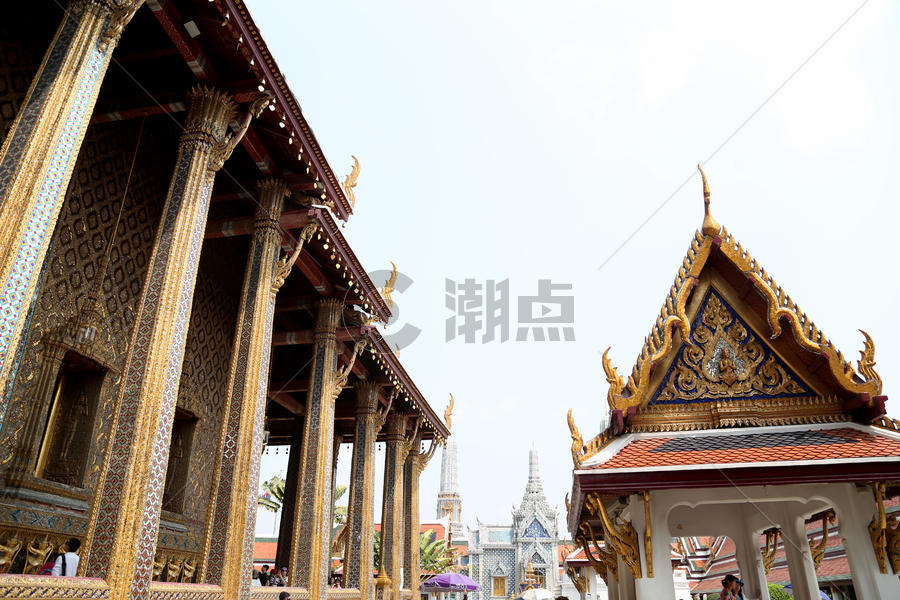 泰国大皇宫宏伟壮景 在阳光的照耀下显得金碧辉煌图片素材免费下载