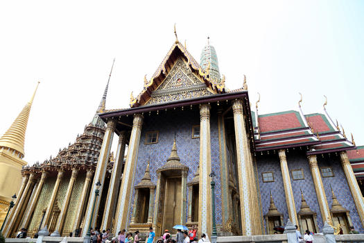 泰国大皇宫宏伟壮景在阳光的照耀下显得金碧辉煌图片素材免费下载
