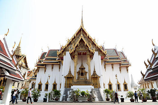 泰国大皇宫宏伟壮景在阳光的照耀下显得金碧辉煌图片素材免费下载