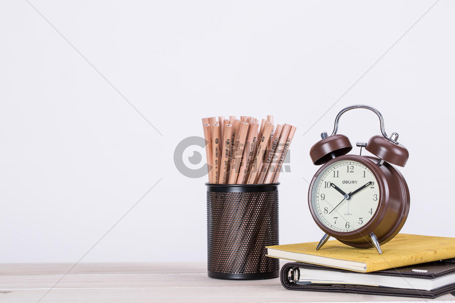 桌子上的铅笔闹钟书本图片素材免费下载